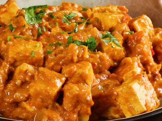 Curry vegan de tofu cu orez basmati